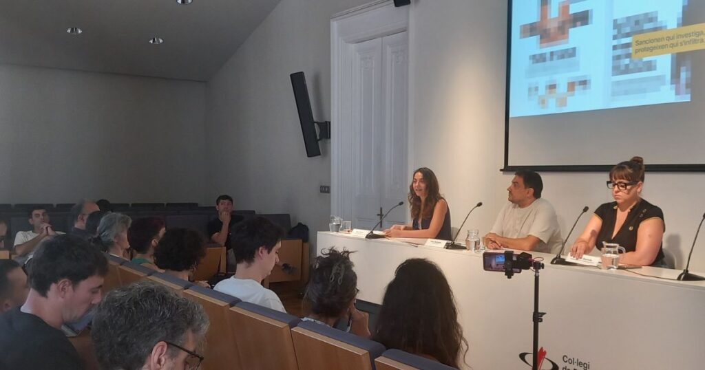 Sònia Olivella (Irídia), Jesús Rodríguez (Directa) i Elisabet Borreda (Grup Barnils) a la roda de premsa on han anunciat la sanció de la L'AEPD a la 'Directa'.